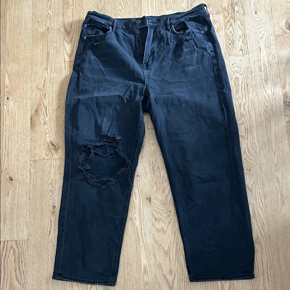 Women’s highest rise 90s boyfriend black jeans with rip at knee